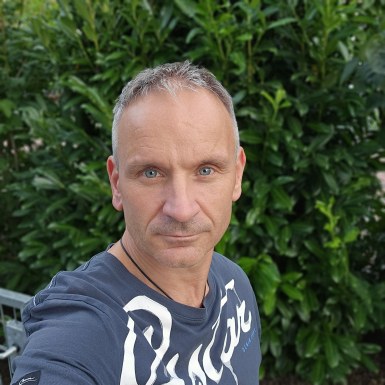 <span>Manfred, 54</span>&nbsp;<span style='width: 25px; height: 16px; float: right; background-image: url(/bitmaps/flags_small/DE.PNG)'>&nbsp;</span><br><span>Berlin, Germania</span>&nbsp;<input type='button' class='joinbtn' style='float: right' value='JOIN NOW' />